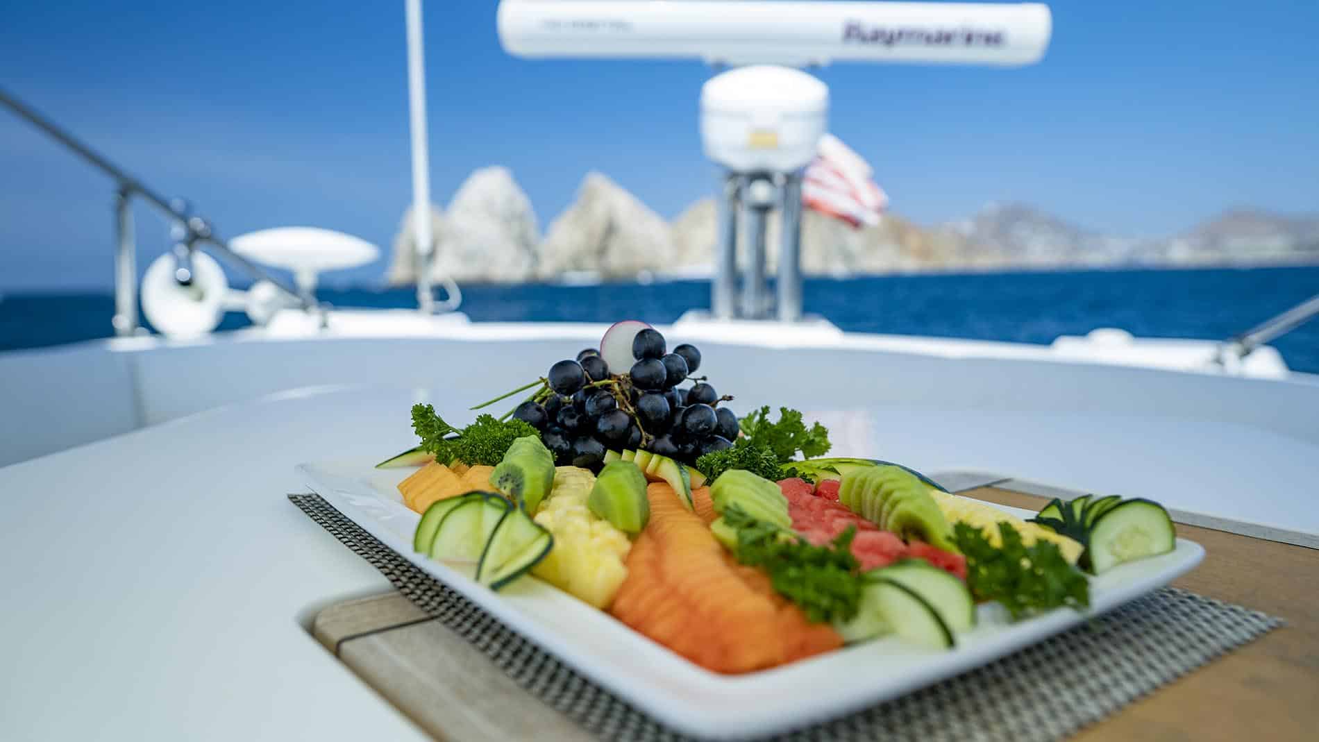 Plato de frutas en yate de lujo cerca de Los Cabos Baja